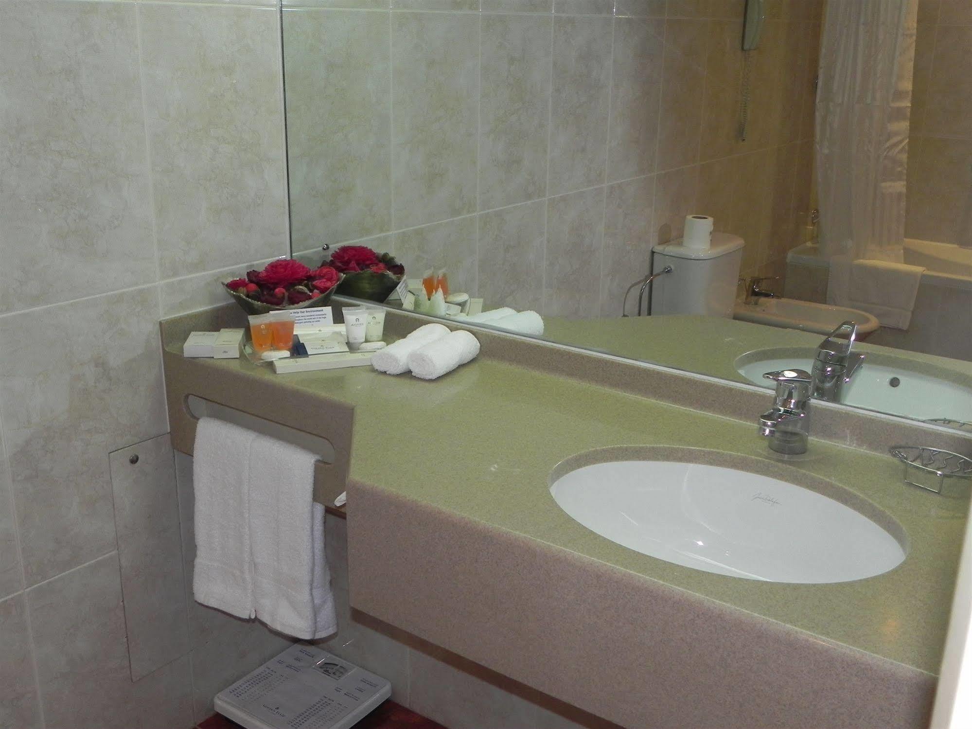 Golden Tulip Seeb 3*
